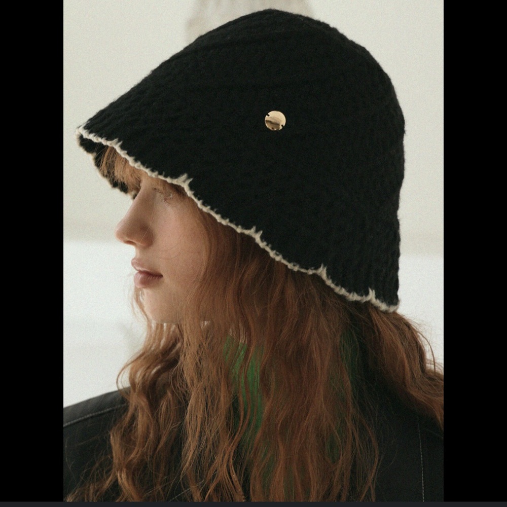 Marchen Knit Crochet Bucket Hat black white scallop trim gold logo NWOT, size M